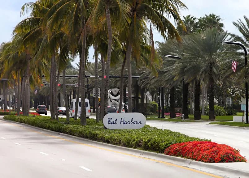 Entrada arbolada a Bal Harbour