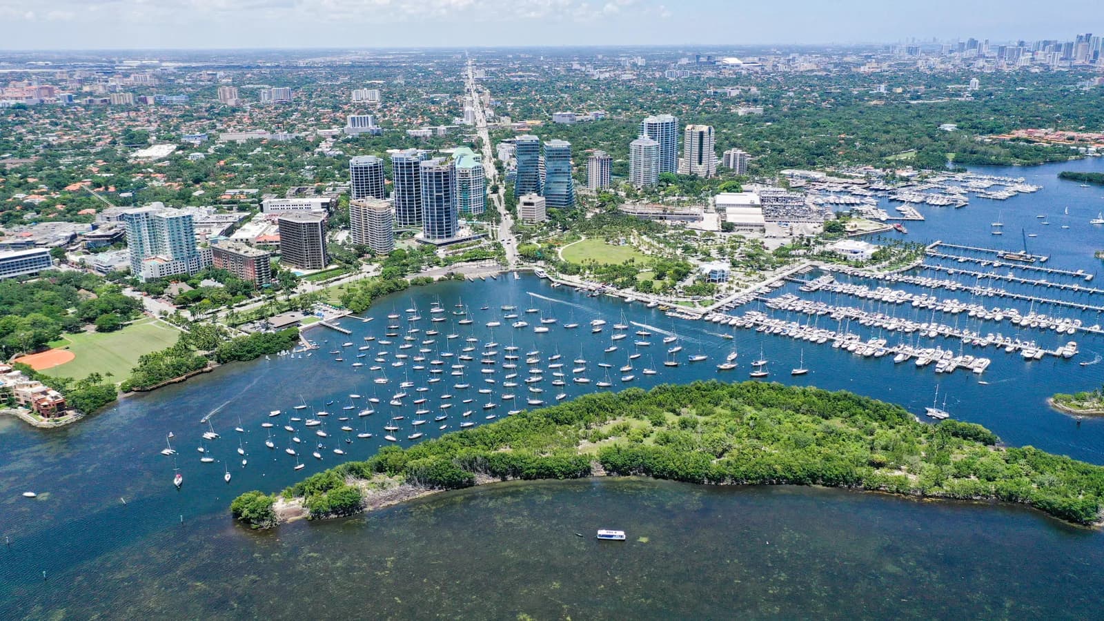 Vista aérea de Coconut Grove y Dinner Key Marina