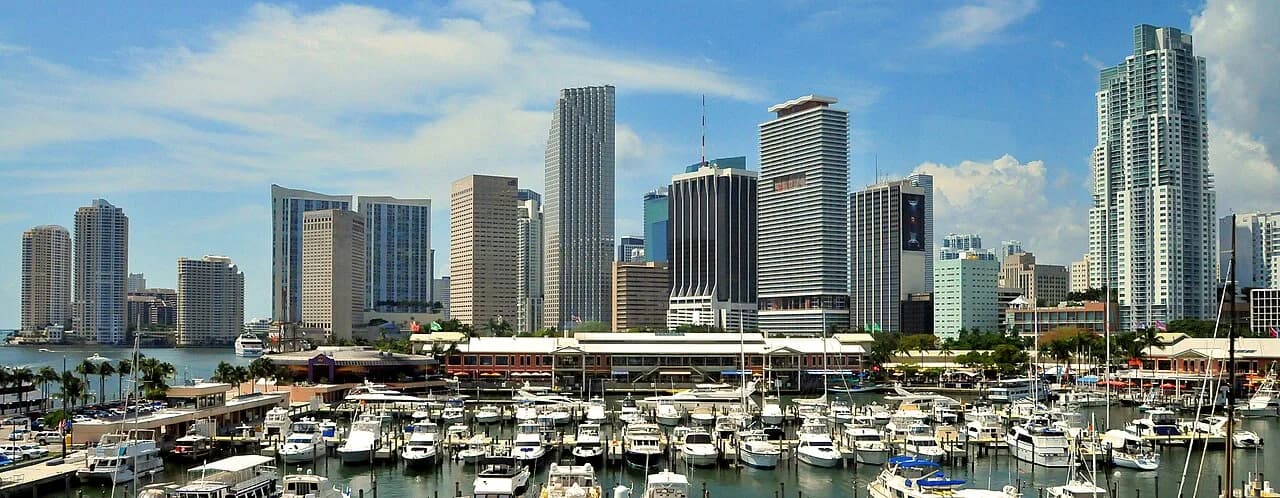 Skyline y marina de Downtown Miami