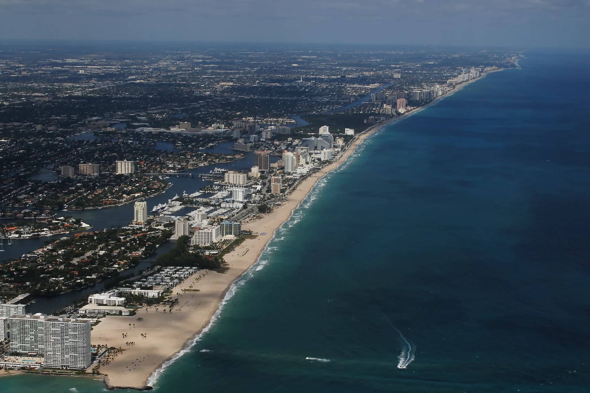 Vista aérea de la playa, el océano y los canales de Fort Lauderdale
