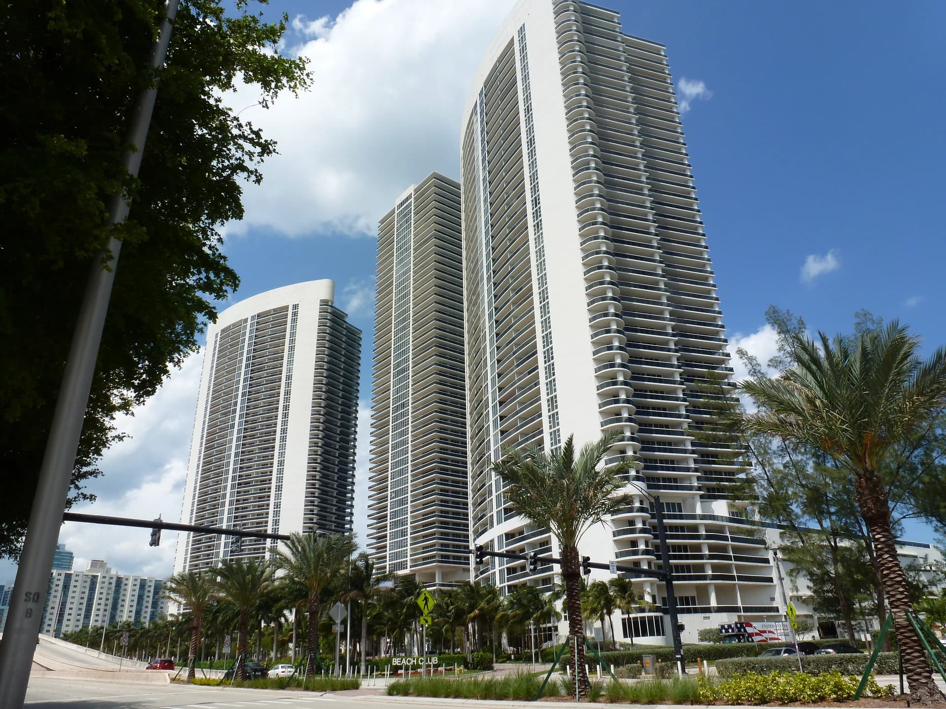 Torres de Beach Club y palmeras en Hallandale Beach
