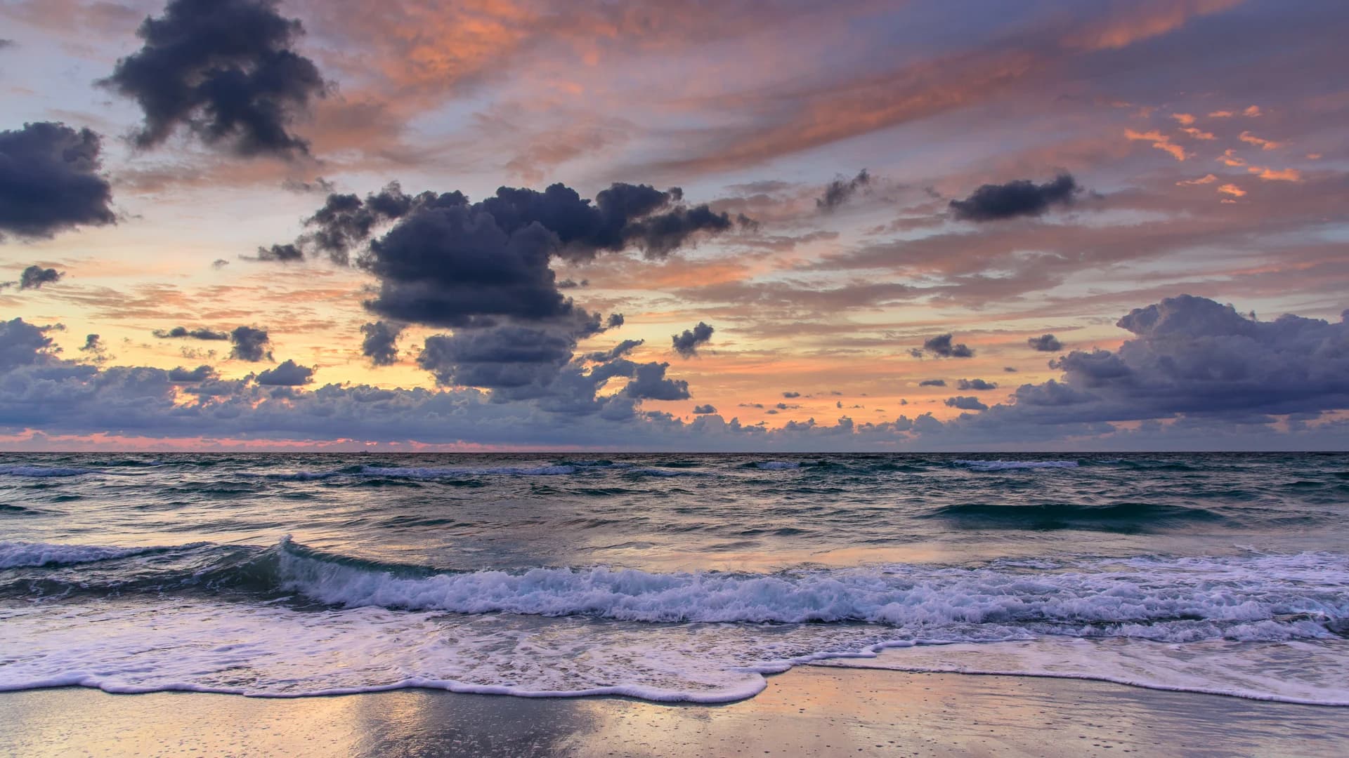Amanecer sobre el mar y la playa de Hollywood Beach, Florida