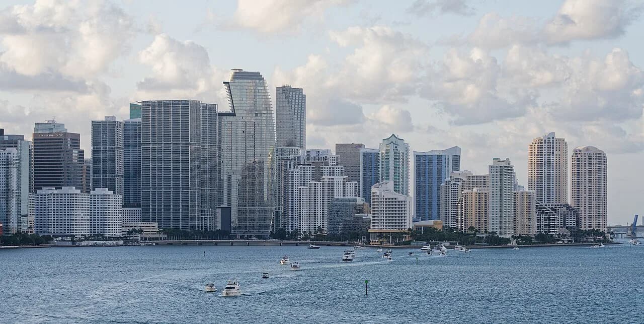 Skyline de Miami frente a la bahía