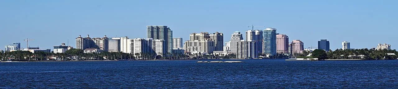 Skyline de West Palm Beach frente al agua